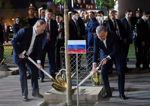 Tổng thống Nga Vladimir Putin và Tổng thống Uzbekistan Shavkat Mirziyoyev trồng cây trong buổi lễ bên Hội nghị tại Samarkand, Uzbekistan, ngày 15 tháng 9 năm 2022