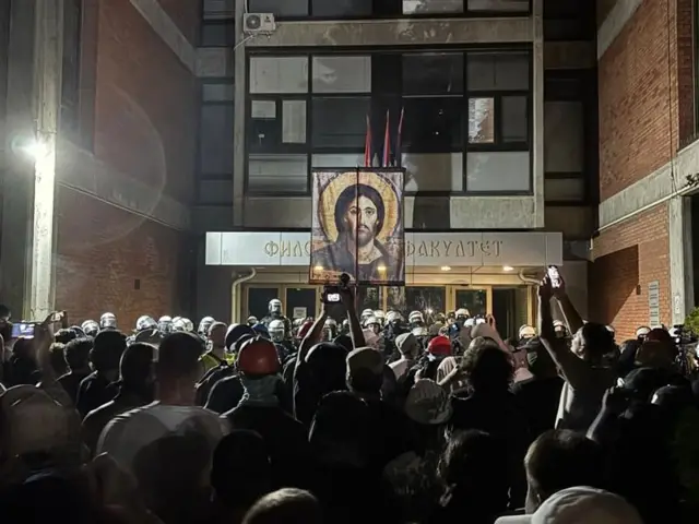 Studenti i policija ispred fakulteta u Novom Sadu