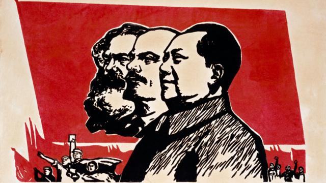 Un póster que muestra a Karl Marx, Lenin y Mao Zedong.