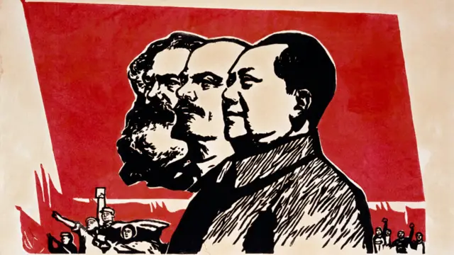 Um pôster mostrando Karl Marx, Lenin e Mao Tse-Tung.