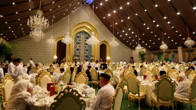 सुल्तान के महल में एक बार में 5000 मेहमानों को दावत दी जा सकती है.