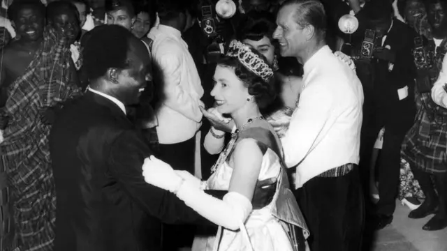 La reine Elizabeth dansant avec le président ghanéen Kwame Nkrumah en 1961, quatre ans après l'indépendance du pays.