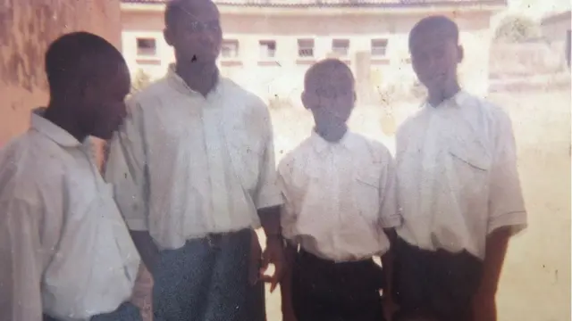 Dadiyata da wasu daga cikin 'yan ajinsu na makarantar Boko