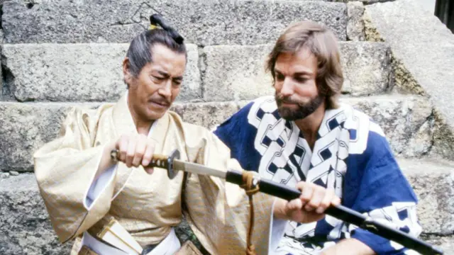 Toširo Mifune i Ričard Čemberlen proučavaju mač u mini-seriji Šogun