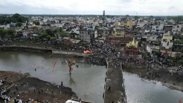 আকাশ থেকে তোলা ছবিতে পান্ধুর্ণ ও সাবরগাঁও গ্রামের মধ্য দিয়ে বয়ে যাচ্ছে জাম নদী এবং নদীর ওপর একটি সেতু দেখা যাচ্ছে 