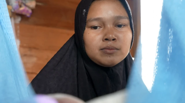 Nurul memandang anak perempuannya yang lahir 29 April 2026 lalu.