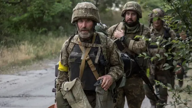 ทหารยูเครน (ในภาพ) ต้านทานการบุกของรัสเซียเป็นเวลานานหลายสัปดาห์ในเมืองเซเวอโรโดเนตสก์