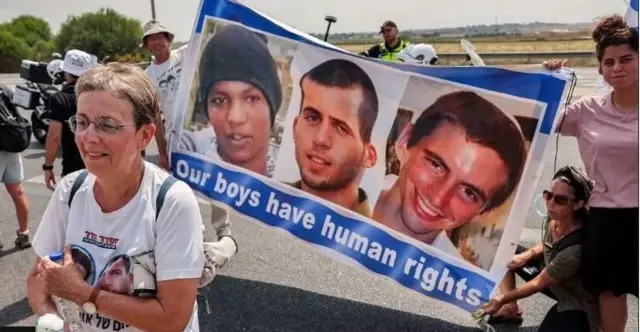 रिहाई अभियान चलाने वालों की अपील- इसरायल सरकार अवेरा (बाएं), मारे गए दो जवान ओरोन शॉल (बीच में) और हदार गोल्डिन (दाएं) के शव वापस लाए