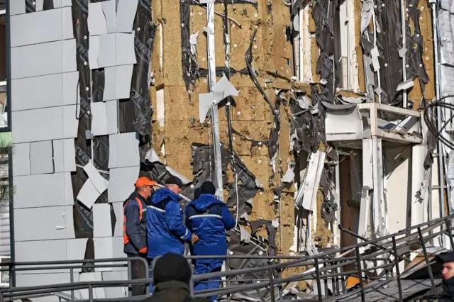 러시아 폭격을 맞은 우크라이나의 한 건물 