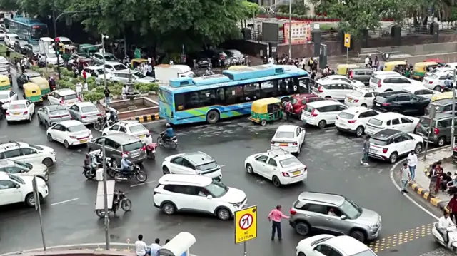 भारतीय रस्त्यांवर आज 25 कोटींपेक्षा जास्त वाहनं धावत आहेत. 