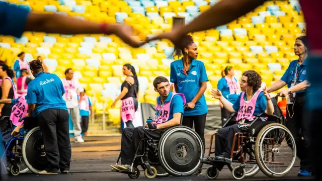 Pessoas ensaiam para abertura da Paralimpíada no Rio