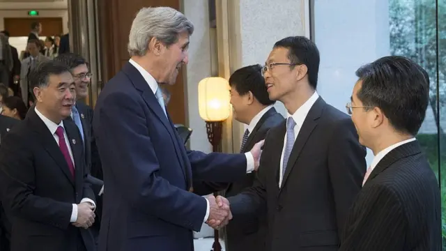 O vice-presidente dos Estados Unidos, John Kerry, com empresários chineses