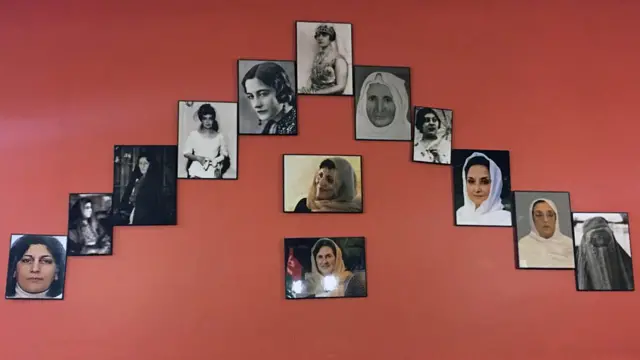 د خوړنځي په ټولو دېوالونو د ښځو عکسونه راځړول شوي چې هر یو یې بېله کیسه لري.