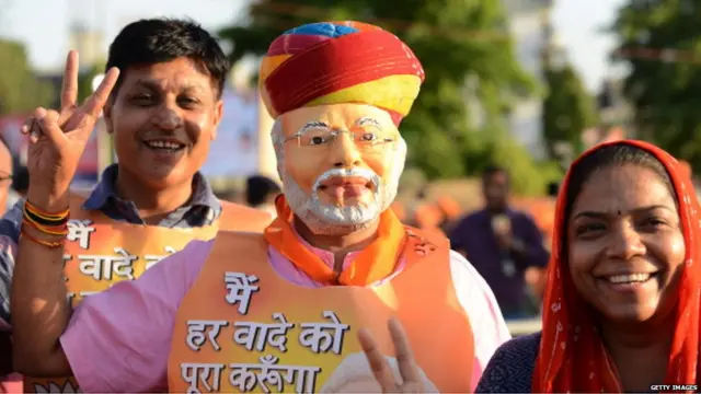 મોદીના વેશમાં ભાજપના કાર્યકર્તા સાથે મહિલાની તસવીર