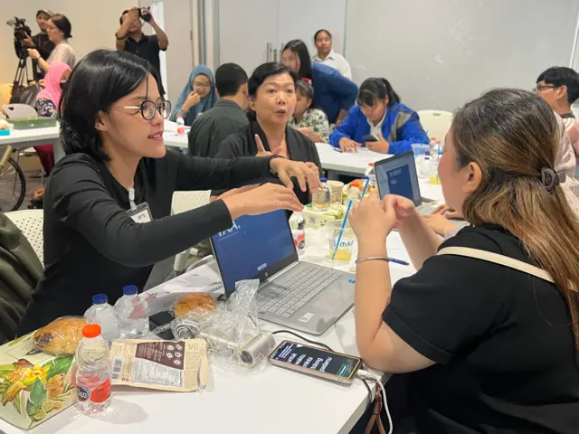 Rimba Damenna Manik, penyandang tuli sedang berdiskusi dengan Sianna, penyandang tuli-buta didampingi Ketua Umum Himpunan Wanita Disabilitas Indonesia (HWDI), Revita Alvi, saat workshop digital storytelling Disabilitas Punya Cerita yang diselenggarakan Katha Kita.