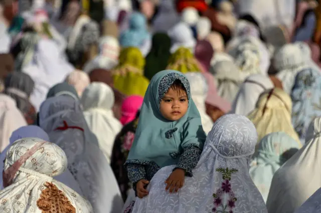 Seorang anak terlihat seperti Muslim Indonesia menghadiri sholat Idul Adha di masjid agung Baiturrahman di Banda Aceh pada tanggal 31 Juli 2020.