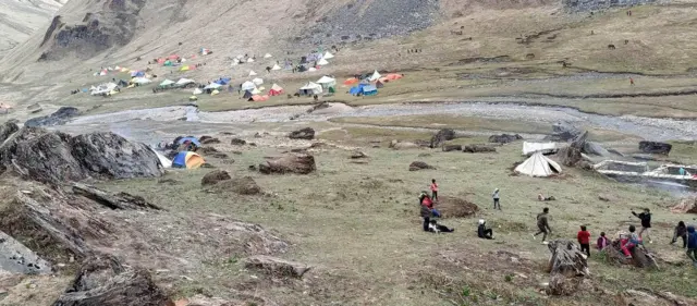 डोल्पाको ठूलीभेरी नगरपालिका–११ स्थित ग्यालवाडा पाटनमा यार्सागुम्बा टिप्न गएका मानिसहरू