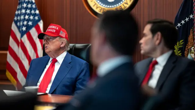 Donald Trump en la situation room con Marco Rubio