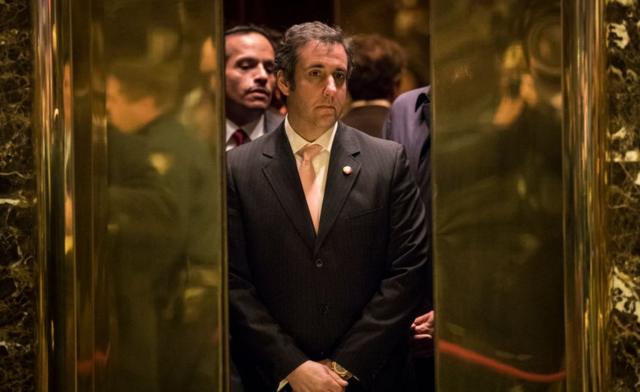 Cohen bước vào Trump Tower tháng 12 năm 2016 trong lúc Trump chuẩn bị vào Nhà Trắng