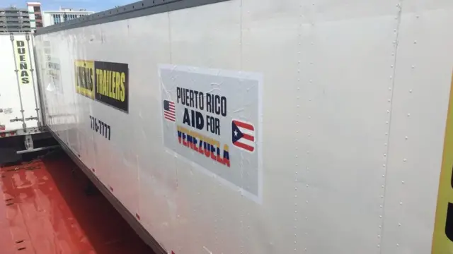 Unas pegatinas en un contenedor