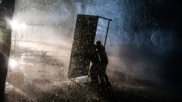 Cuma gecesi Yunan polisinin göçmenlere karşı tazyikli su kullandığı görüldü