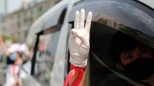 Участник протеста в Мьянме