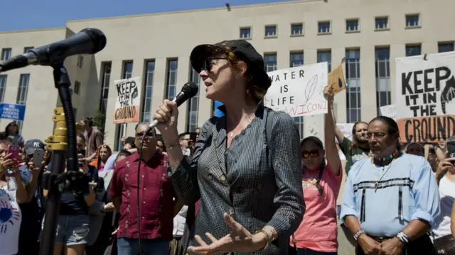 اوت ۲۰۱۶، سوزان ساراندون در تجمع حمایت از قبایل داکوتا برای حفظ زمین و منابع طبیعی آنها