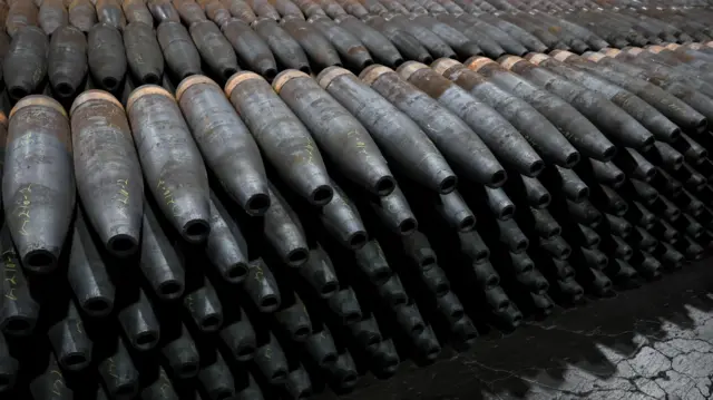Металлические корпуса 155-миллиметровых снарядов на заводе в Скрэнтоне (штат Пенсильвания) 16 февраля 2023 года