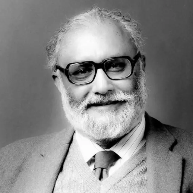 حامیان پروفسور سلام استدلال میکنند که اعادهی حیثیت او بعد از مرگش نشان میدهد که پاکستان میخواهد به یک کشور 'عادی' تبدیل شود