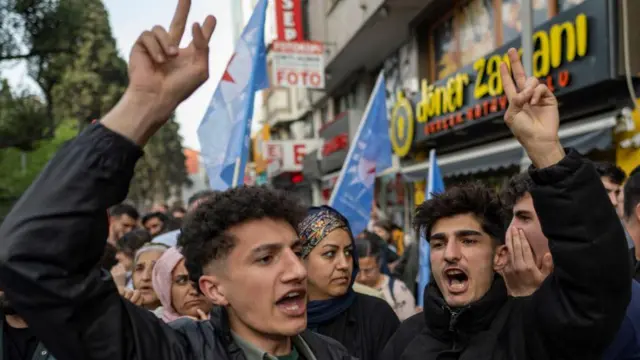 Van'da gün boyunca protesto gösterileri düzenlendi.