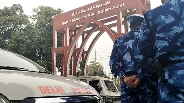 जामिया मिल्लिया इस्लामिया यूनिवर्सिटी के बाहर तैनात सुरक्षाकर्मी