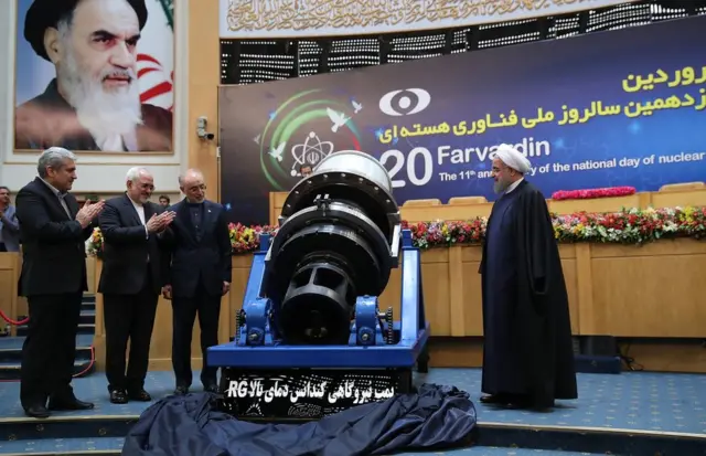 El presidente de Irán, Hassan Rouhani (derecha), inauguran una bomba de condensado de alta temperatura durante la ceremonia que marca el decimoprimer aniversario del Día Nacional de la Tecnología Nuclear de Irán, el 9 de abril de 2017.
