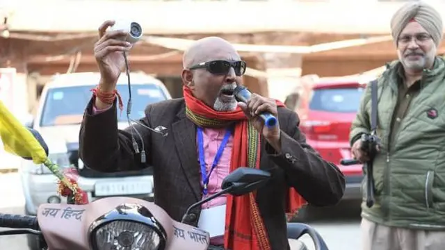 ਅੰਮ੍ਰਿਤਸਰ ਪੂਰਬੀ ਤੋਂ ਉਮੀਦਵਾਰ ਸਫ਼ਰ ਸ਼ੁਕਲਾ ਹੱਥ ਵਿੱਚ ਸੀਸੀਟੀਵੀ ਲੈ ਕੇ ਪ੍ਰਚਾਰ ਕਰਦੇ ਹਨ