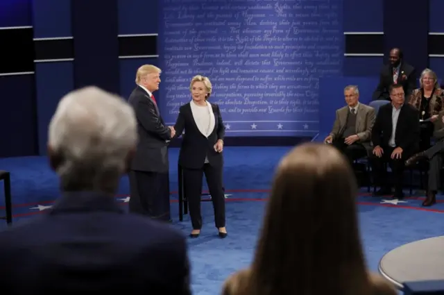 No final do debate, os candidatos apertaram as mãos, mas apenas no final.