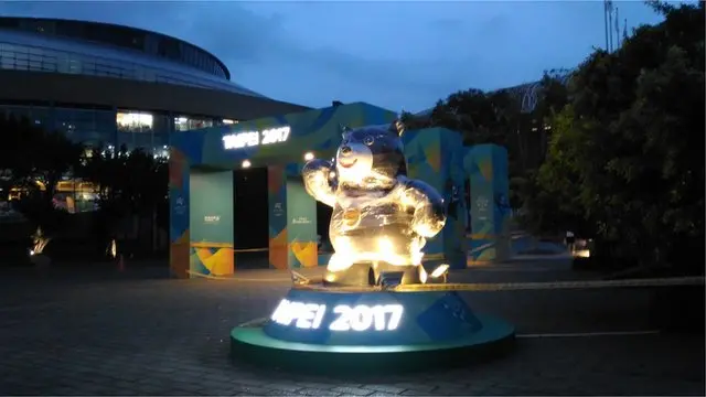 原本预定使用开闭幕式场地的大巨蛋因为发生弊端无法如期完工，改为使用台北田径场。