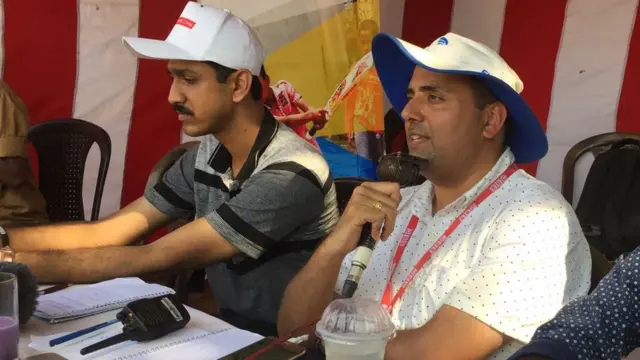 போட்டியை ஆங்கிலத்தில் வர்ணனை செய்த பிபிசி பணியாளர்களான பராக் மற்றும் துஷார்