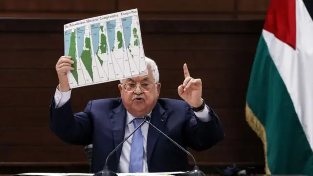 أبو مازن يحمل خرائط لفلسطين