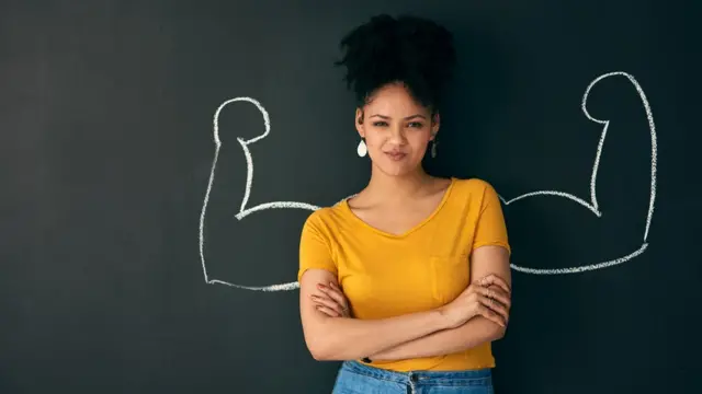 Mujer en actitud desafiante