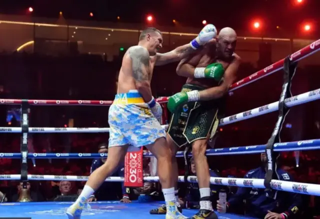 Усик відправив Ф'юрі в нокдаун