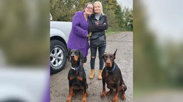 As duas mulheres com os cães