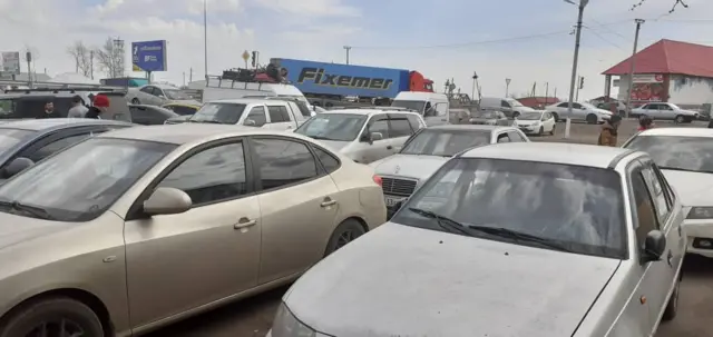 Айрымдар машинада жатышат