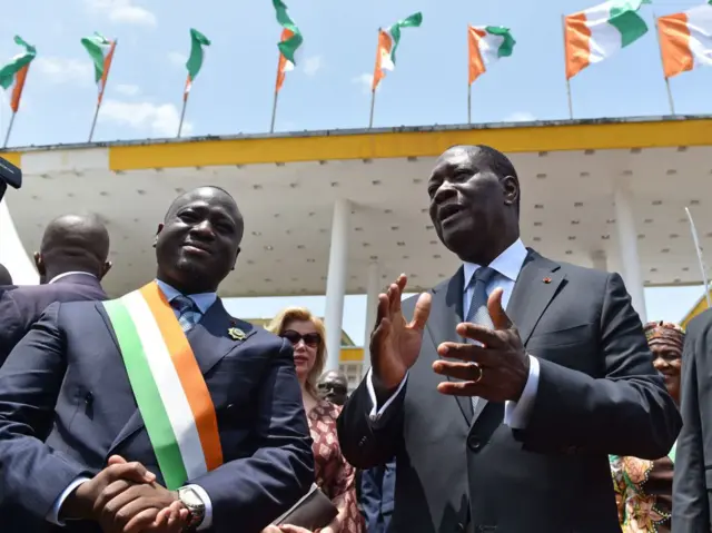 Guillaume Soro (à gauche), en veste bleue avec une écharpe aux couleurs de la Côte d'Ivoire et Alassane Ouattara, l'actuel chef d'Etat en exercice.