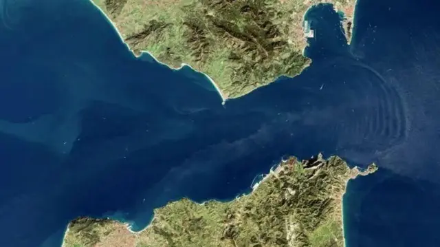 Ulaan Galaanaa Jibraltar kaaba Morookoo fi kibba Ispeen gidduutti argamu