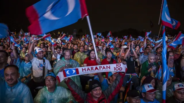 马哈迪尔终结”国民阵线“60多年的执政。