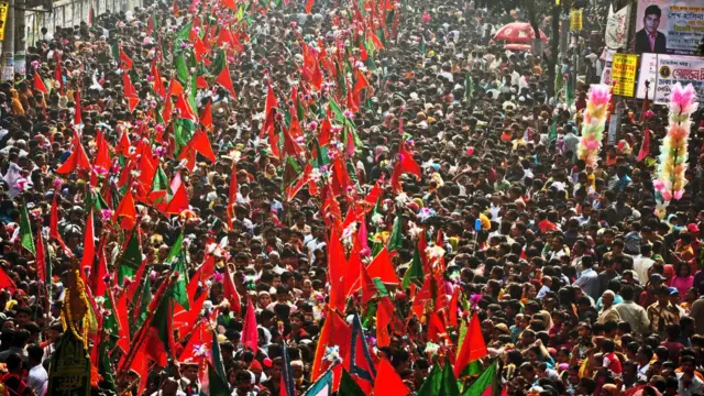 লাল-সবুজ তিন কোনা পতাকা হাতে ঢাকার রাস্তায় আশুরার মিছিলে অগণিত মানুষ 
