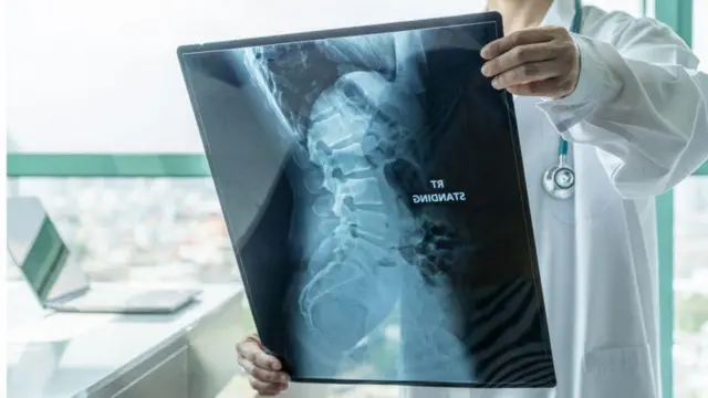 মেডিকেল কলেজের শিক্ষক পদে নিয়োগ ও পদোন্নতি নিয়মিত না হওয়াও শিক্ষক সংকটের একটি কারণ। 