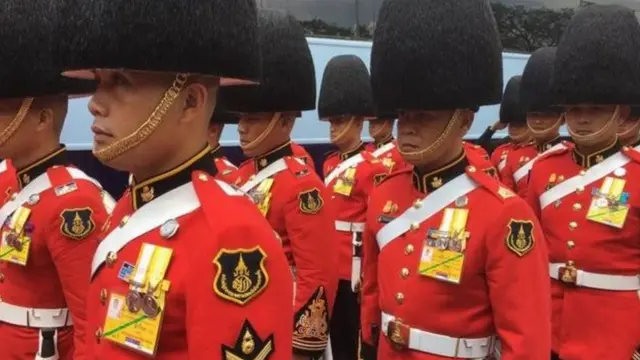 पारंपरिक पोशाक में थाईलैंड के सैनिक