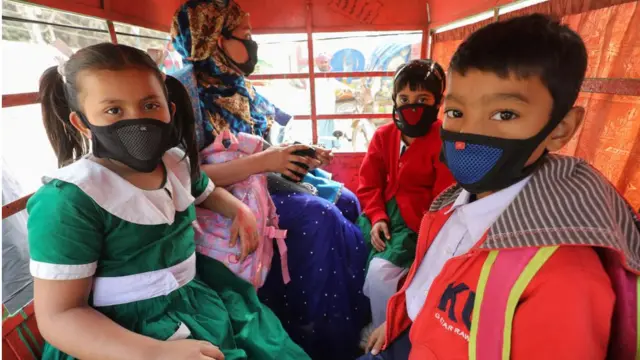 এই স্কুলগামী শিশুদের দেখা যাচ্ছে মাস্ক পরে রয়েছে। অথচ কাপড়ের তৈরি এই মাস্কটি জীবানু বা সংক্রমণ ঠেকানোর উপযোগী নয়। বাংলাদেশে স্থানীয়ভাবে তৈরি এই মাস্কটি শুধুমাত্র রাস্তার ধুলোবালি ঠেকাতে পরে থাকতে দেখা যায় অনেককে।