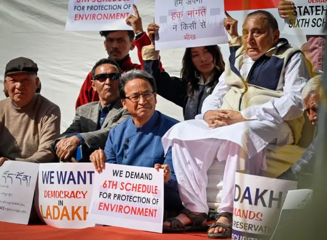 लद्दाख को राज्य का दर्जा और संविधान की छठी अनुसूची में शामिल करवाने की मांग को लेकर सोनम वांगचुक दिल्ली के लिए पदयात्रा कर रहे हैं. 