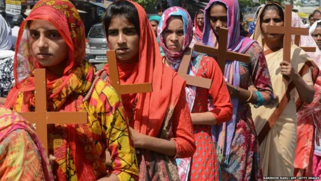 अमृतसर में गुड फ्राइडे के दिन लकड़ी से बने क्रॉस लेकर चलतीं कुछ इसाई महिलाएं.